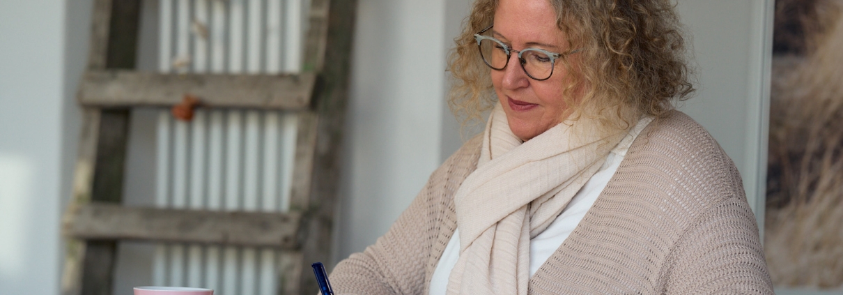 Andrea Fischer macht sich Notizen bei einer Tasse Tee